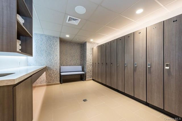 100 Hilton Avenue 901, Garden City, NY 11530