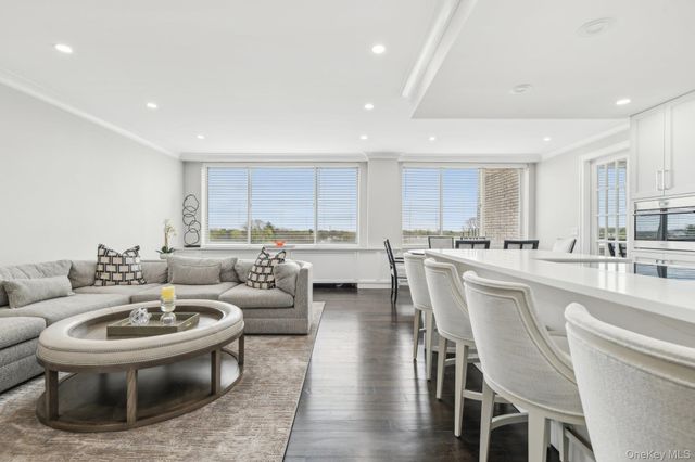 100 Hilton Avenue 901, Garden City, NY 11530