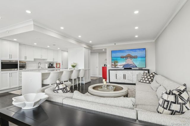 100 Hilton Avenue 901, Garden City, NY 11530