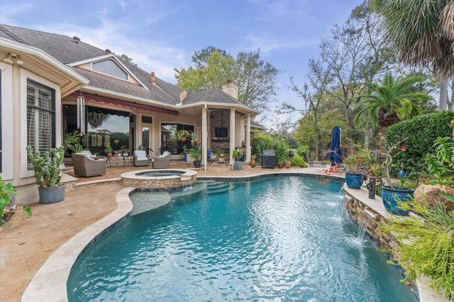 9722 Crestwater Circle, Magnolia, TX 77354