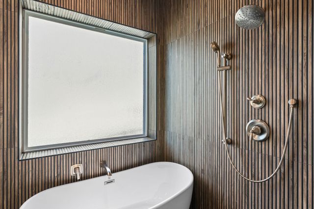 606 Appia Drive, Kemah, TX 77565