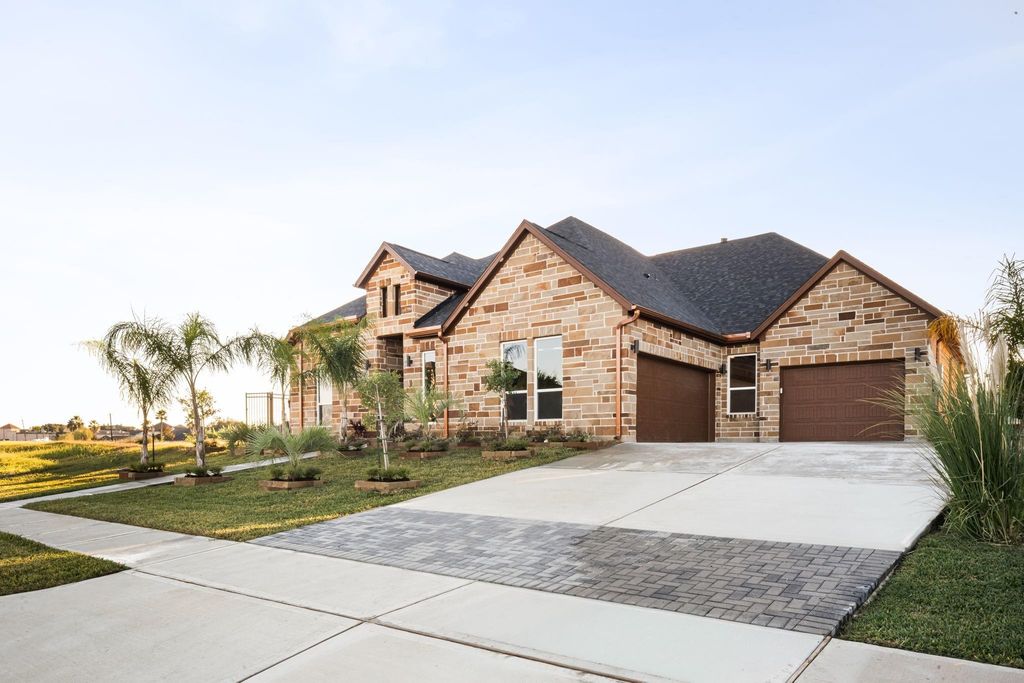 606 Appia Drive, Kemah, TX 77565