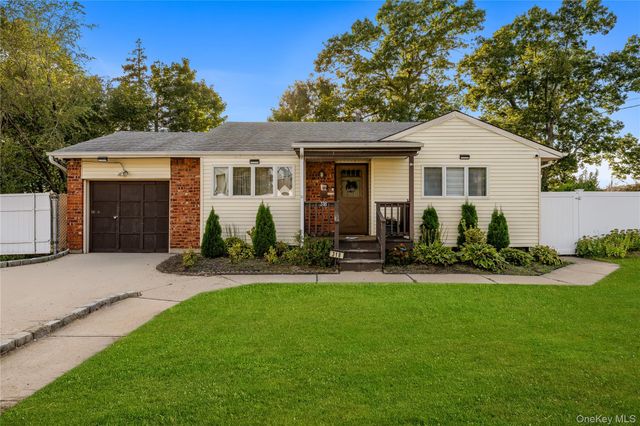 318 W 16th Street, Deer Park, NY 11729