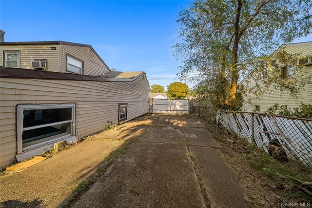 318 W 16th Street, Deer Park, NY 11729