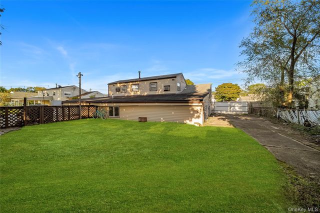 318 W 16th Street, Deer Park, NY 11729