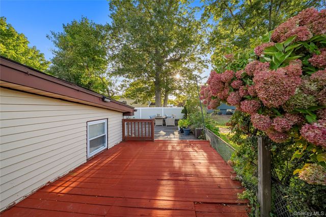 318 W 16th Street, Deer Park, NY 11729