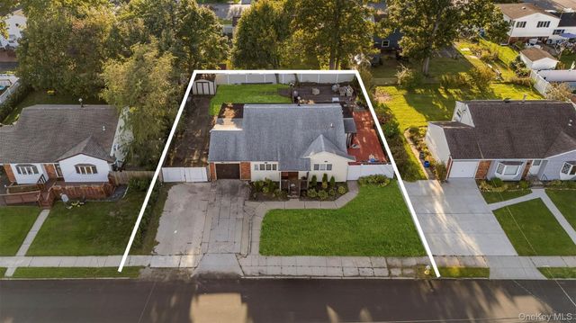 318 W 16th Street, Deer Park, NY 11729