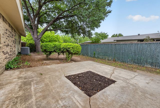 562 Kent Drive, Lewisville, TX 75067