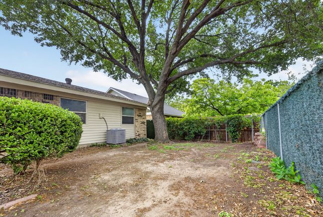 562 Kent Drive, Lewisville, TX 75067