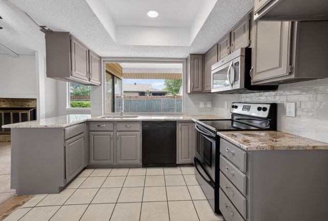 562 Kent Drive, Lewisville, TX 75067