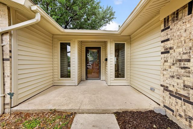562 Kent Drive, Lewisville, TX 75067
