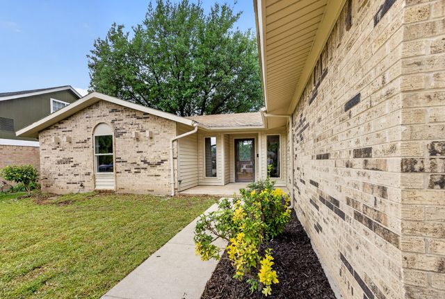 562 Kent Drive, Lewisville, TX 75067