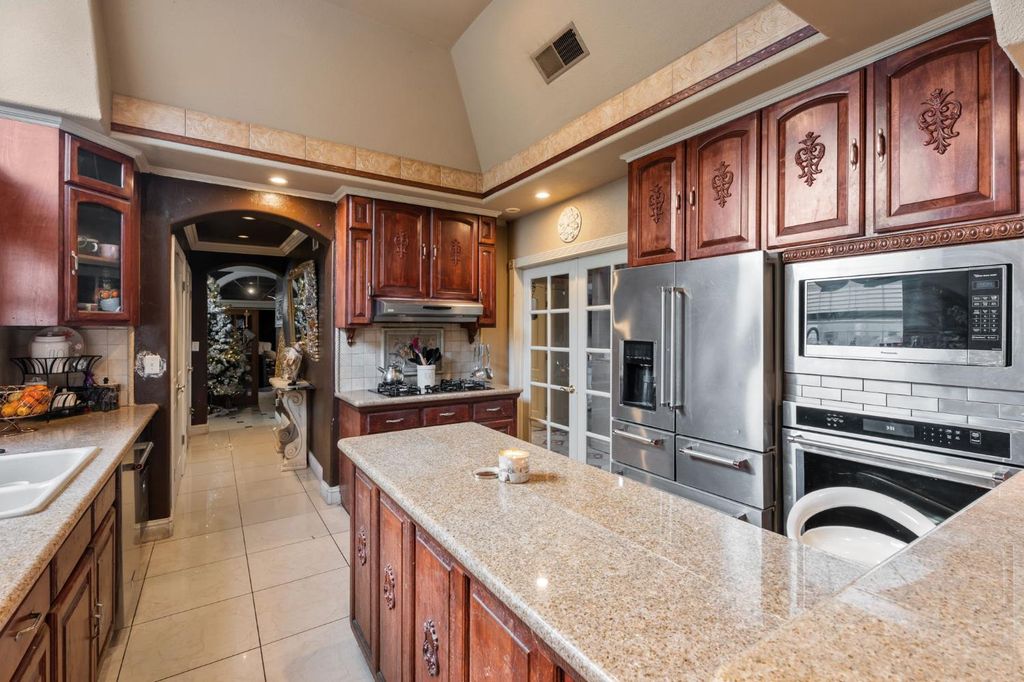 Image 16 of property listing at 1283 N Calaveras Street, Fresno, CA 93728