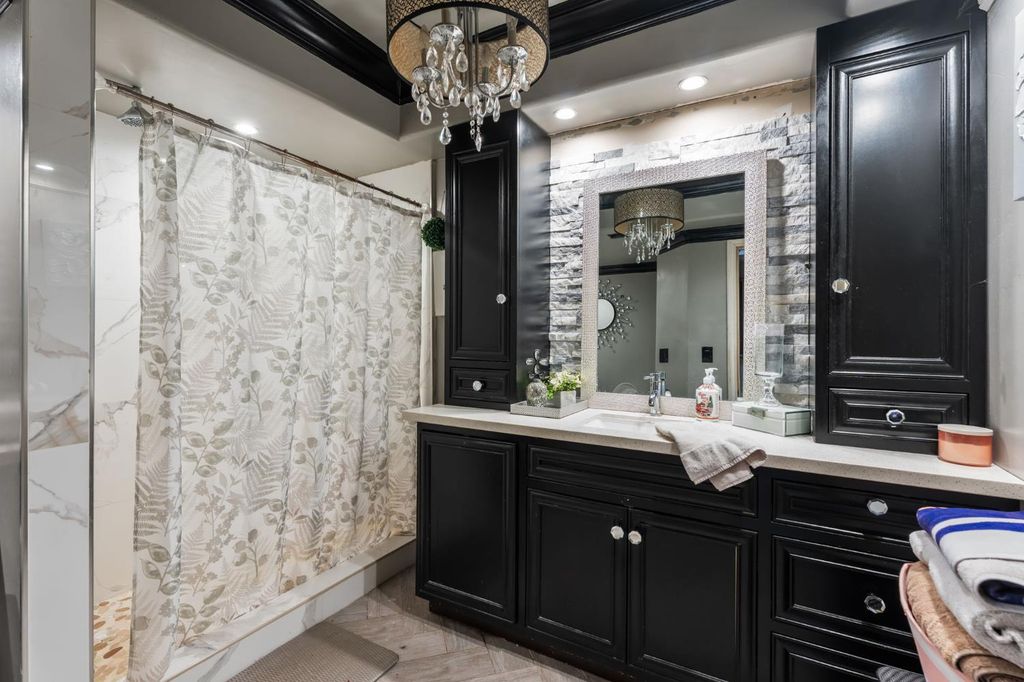 Image 21 of property listing at 1283 N Calaveras Street, Fresno, CA 93728