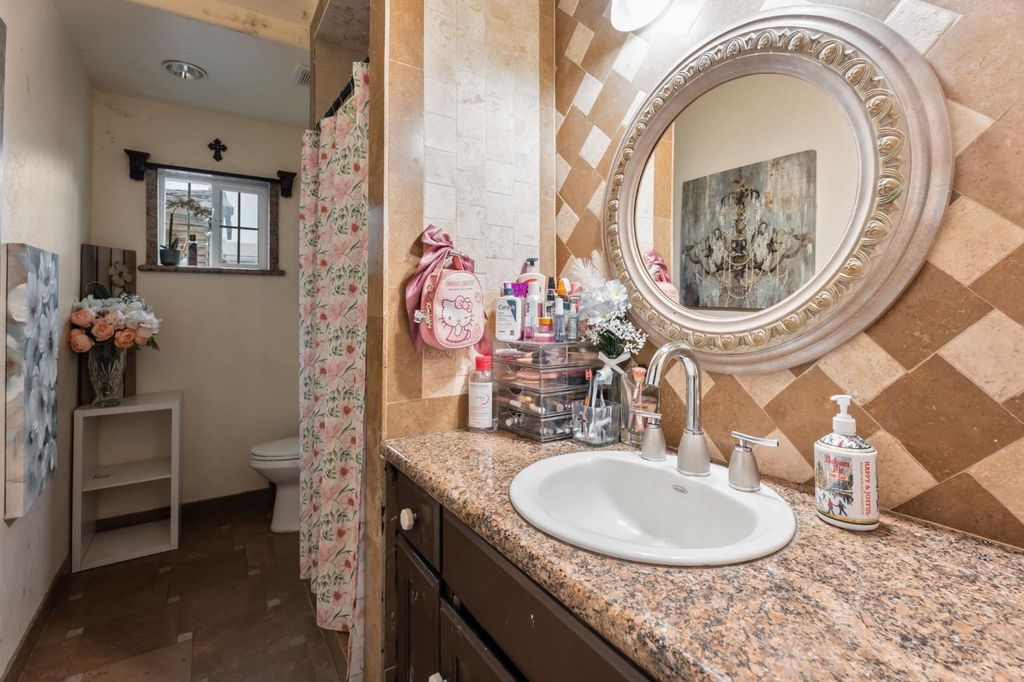 Image 24 of property listing at 1283 N Calaveras Street, Fresno, CA 93728