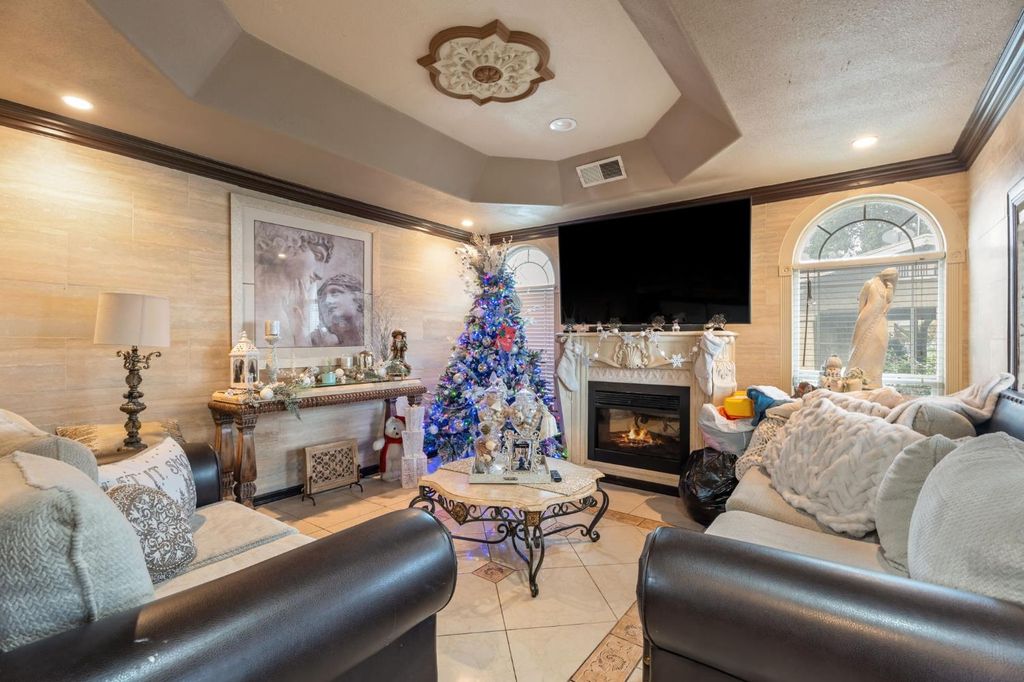 Image 5 of property listing at 1283 N Calaveras Street, Fresno, CA 93728