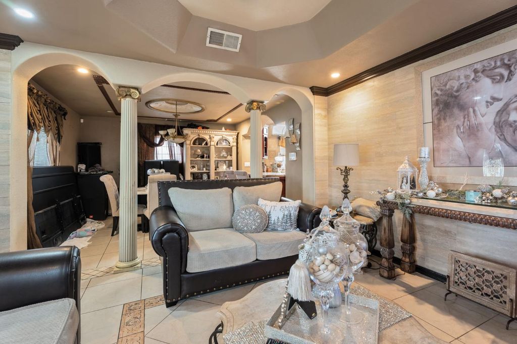 Image 7 of property listing at 1283 N Calaveras Street, Fresno, CA 93728