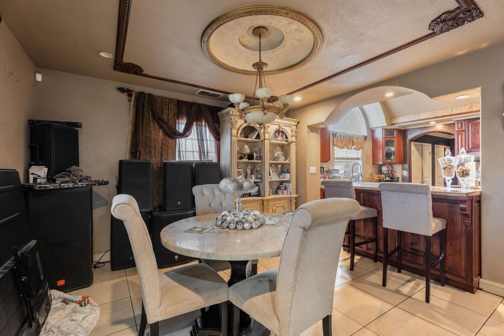 Image 8 of property listing at 1283 N Calaveras Street, Fresno, CA 93728