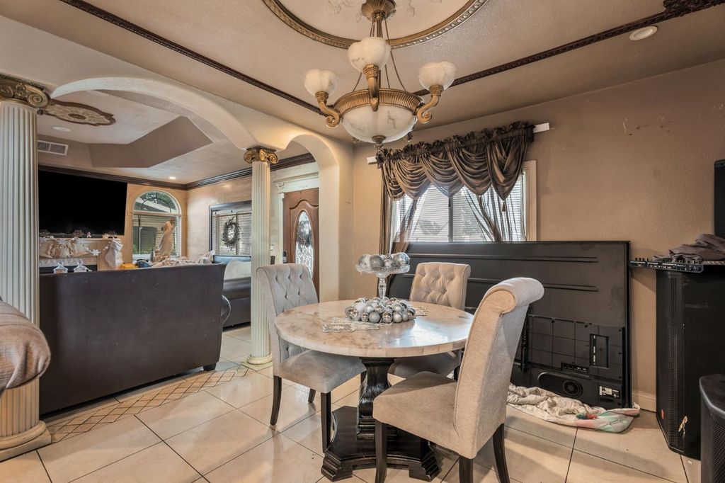 Image 9 of property listing at 1283 N Calaveras Street, Fresno, CA 93728