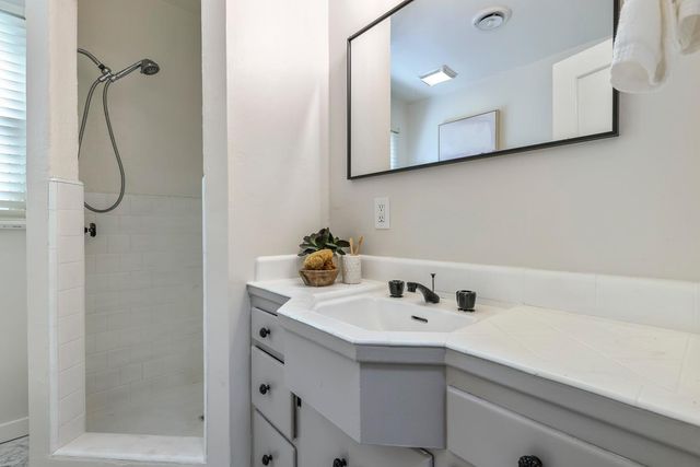 913 E Garland Avenue, Fresno, CA 93704