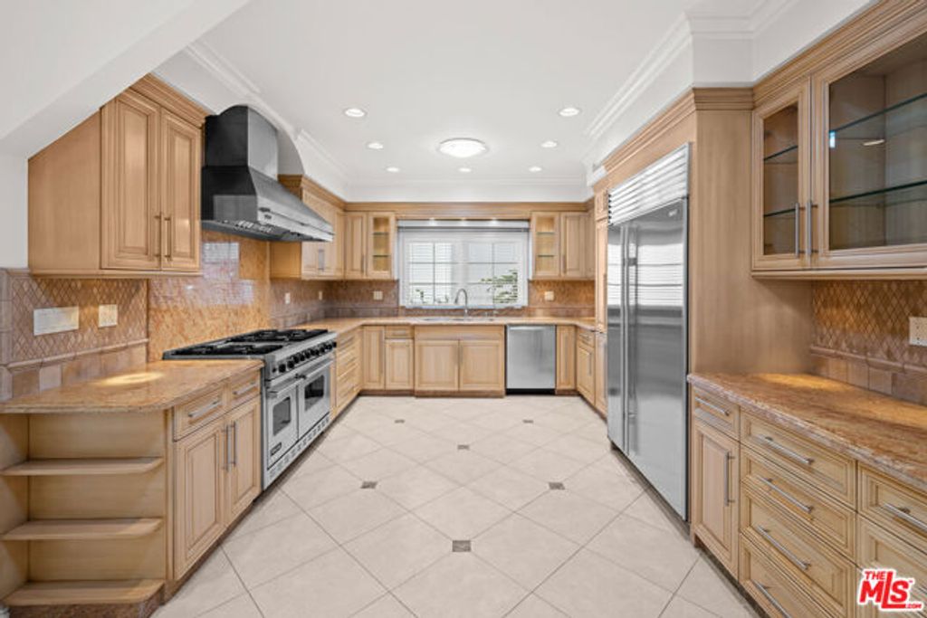 204 Foothill Road, Beverly Hills, CA 90210