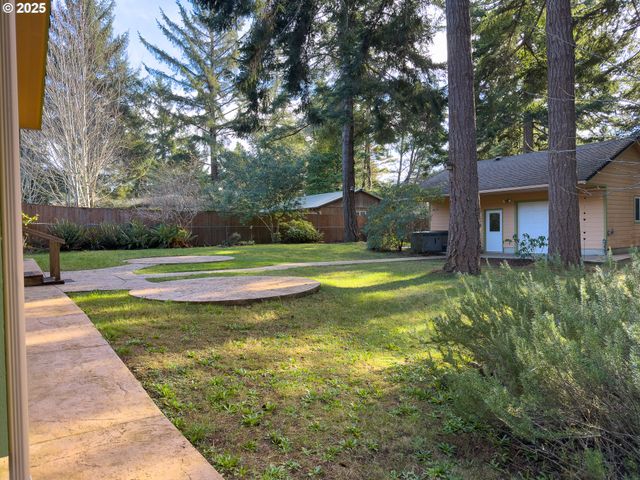 1108 6TH St Se, Bandon, OR 97411