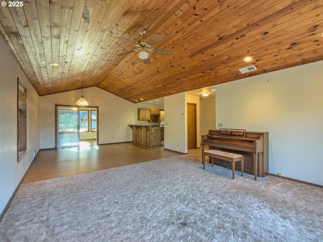 1108 6TH St Se, Bandon, OR 97411