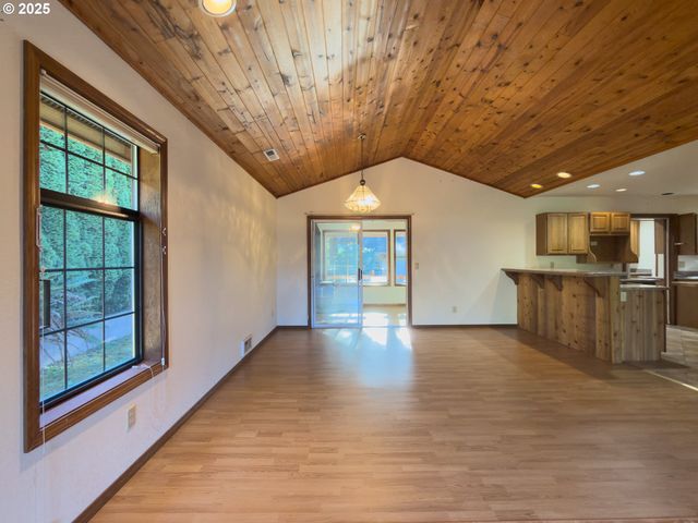 1108 6TH St Se, Bandon, OR 97411