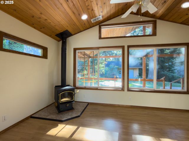 1108 6TH St Se, Bandon, OR 97411