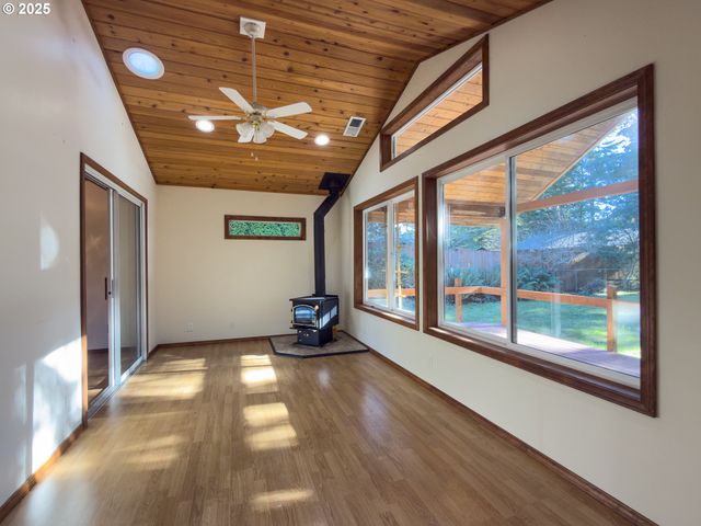 1108 6TH St Se, Bandon, OR 97411