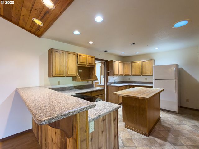 1108 6TH St Se, Bandon, OR 97411