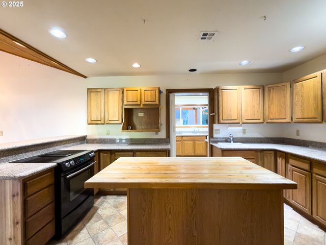 1108 6TH St Se, Bandon, OR 97411