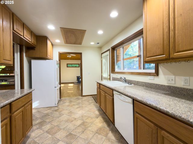 1108 6TH St Se, Bandon, OR 97411