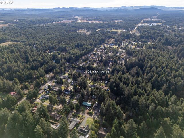 1108 6TH St Se, Bandon, OR 97411