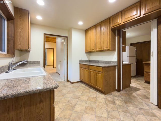 1108 6TH St Se, Bandon, OR 97411