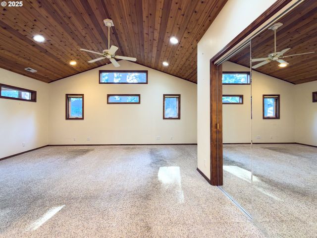 1108 6TH St Se, Bandon, OR 97411