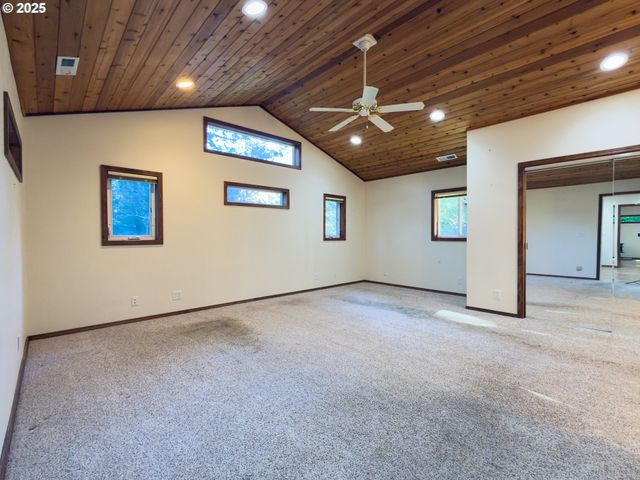 1108 6TH St Se, Bandon, OR 97411