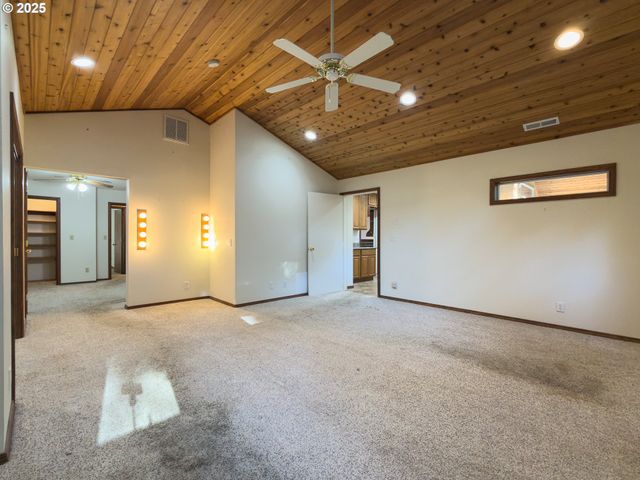 1108 6TH St Se, Bandon, OR 97411