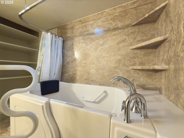 1108 6TH St Se, Bandon, OR 97411