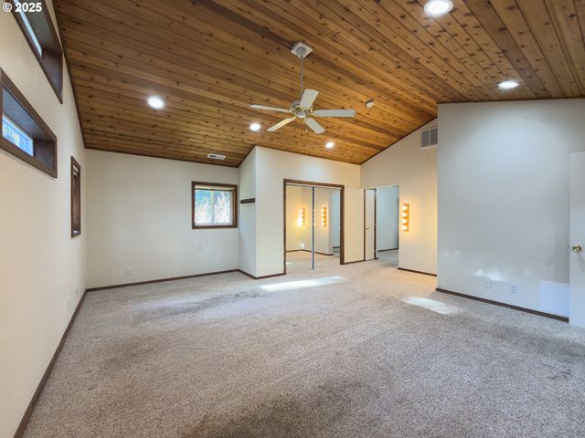 1108 6TH St Se, Bandon, OR 97411