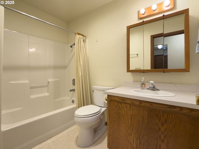 1108 6TH St Se, Bandon, OR 97411