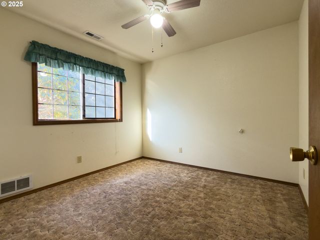 1108 6TH St Se, Bandon, OR 97411