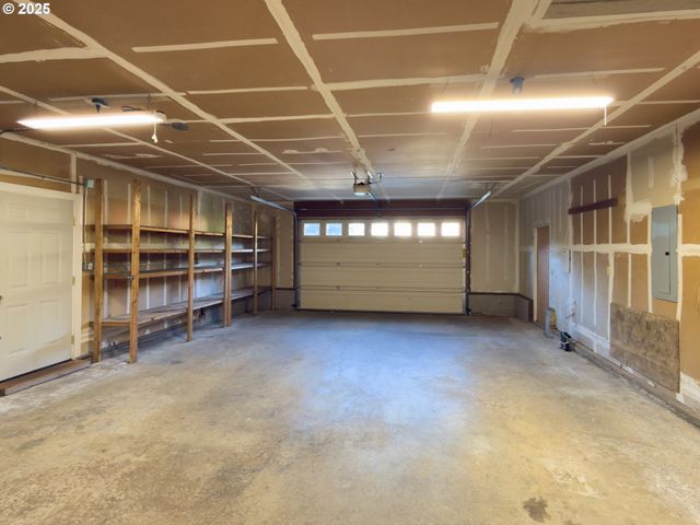 1108 6TH St Se, Bandon, OR 97411