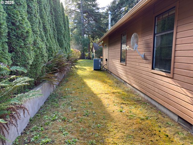 1108 6TH St Se, Bandon, OR 97411