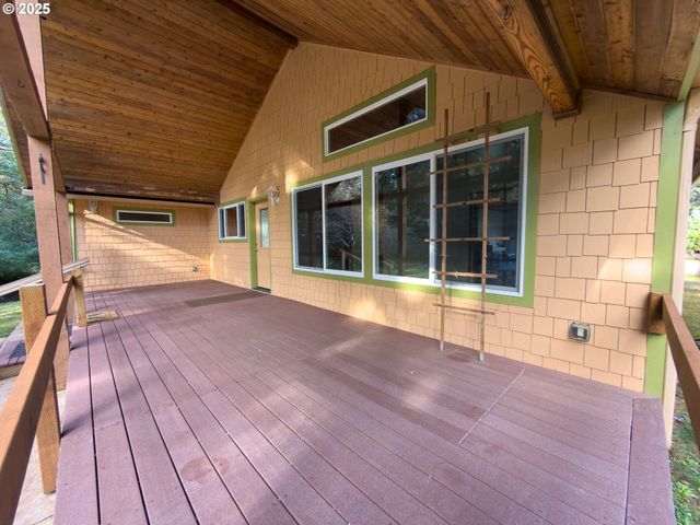 1108 6TH St Se, Bandon, OR 97411