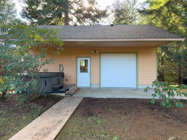 1108 6TH St Se, Bandon, OR 97411