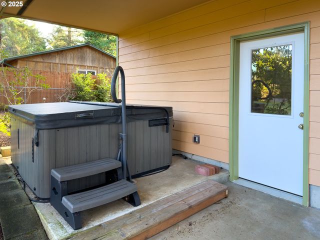 1108 6TH St Se, Bandon, OR 97411