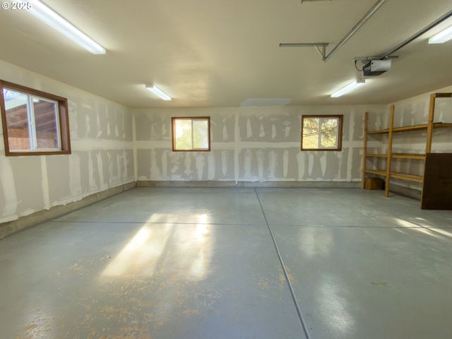 1108 6TH St Se, Bandon, OR 97411