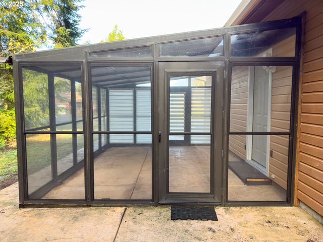 1108 6TH St Se, Bandon, OR 97411