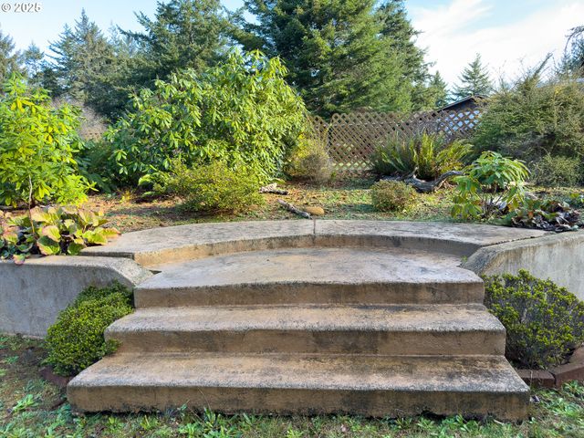 1108 6TH St Se, Bandon, OR 97411